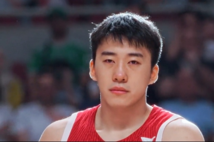 必发体育-看得心碎了！王俊杰红着眼眶领奖 FIBA寄语：未来一定会更好！